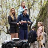 26. April 2019  Michelle Hunziker und Tomaso Trussardi wollen mit ihren Töchtern Sole und Celeste ihre neuen ferngesteuerten Autos ausprobieren ... 