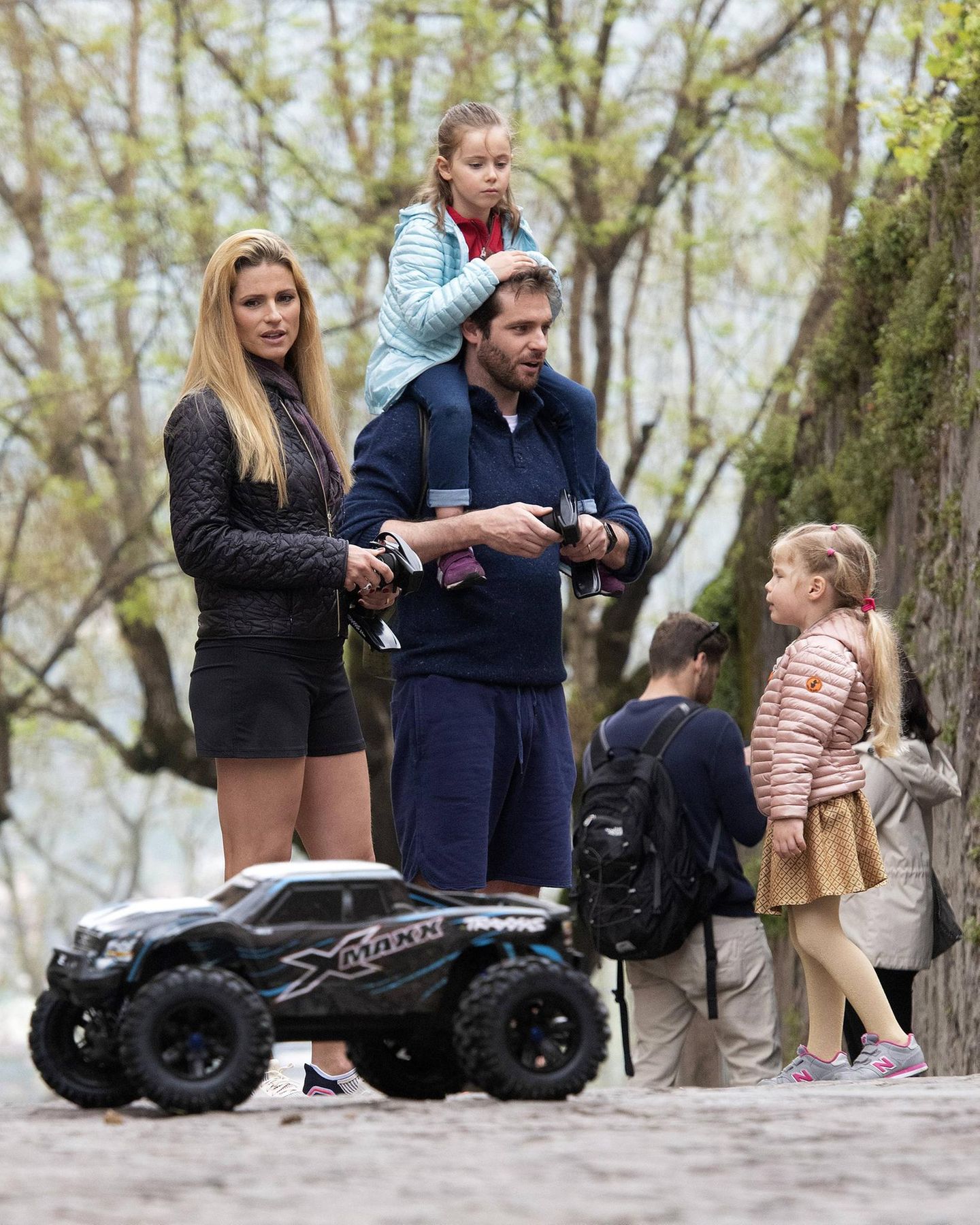 26. April 2019  Michelle Hunziker und Tomaso Trussardi wollen mit ihren Töchtern Sole und Celeste ihre neuen ferngesteuerten Autos ausprobieren ... 