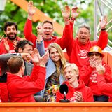 Prinzessin Amalia winkt mit gemeinsam mit Bürgern der Gemeinde Eemnes den Fotografen zu.  