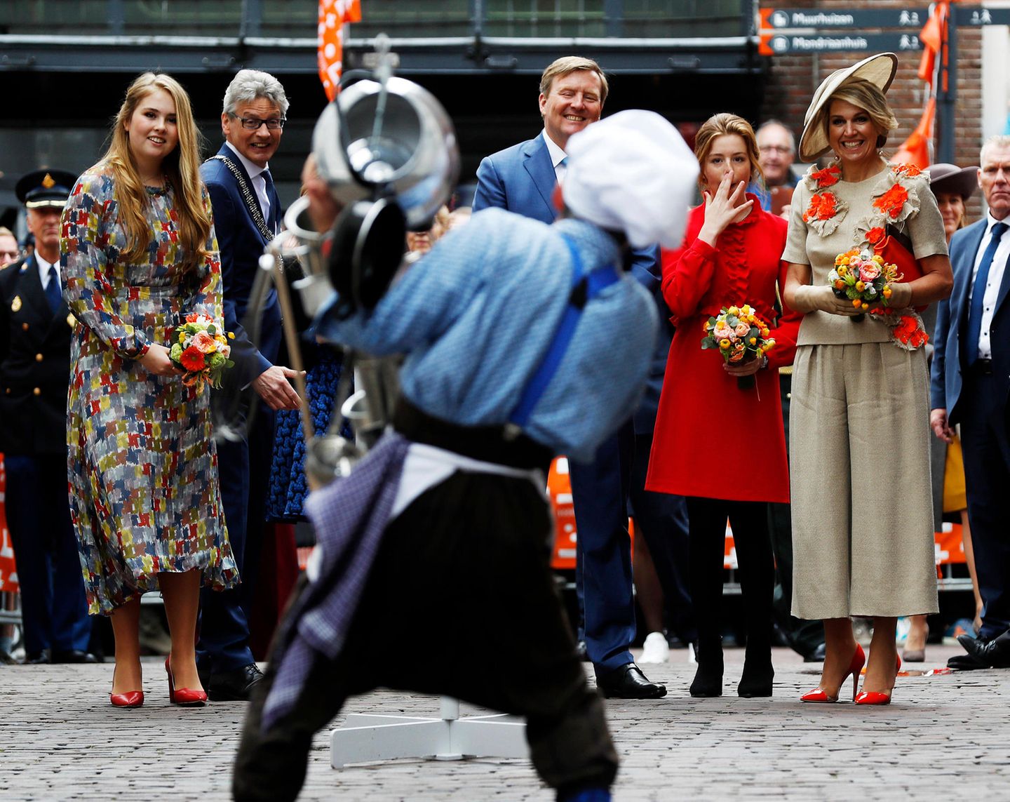 Ein Straßenkünstler unterhält die niederländische Königsfamilie bestens. 