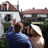 Überall versuchen die Zuschauer einen guten Blick auf die Königsfamilie zu erhaschen. König Willem-Alexander nimmt sich sehr viel Zeit, um alle begrüßen zu können. 