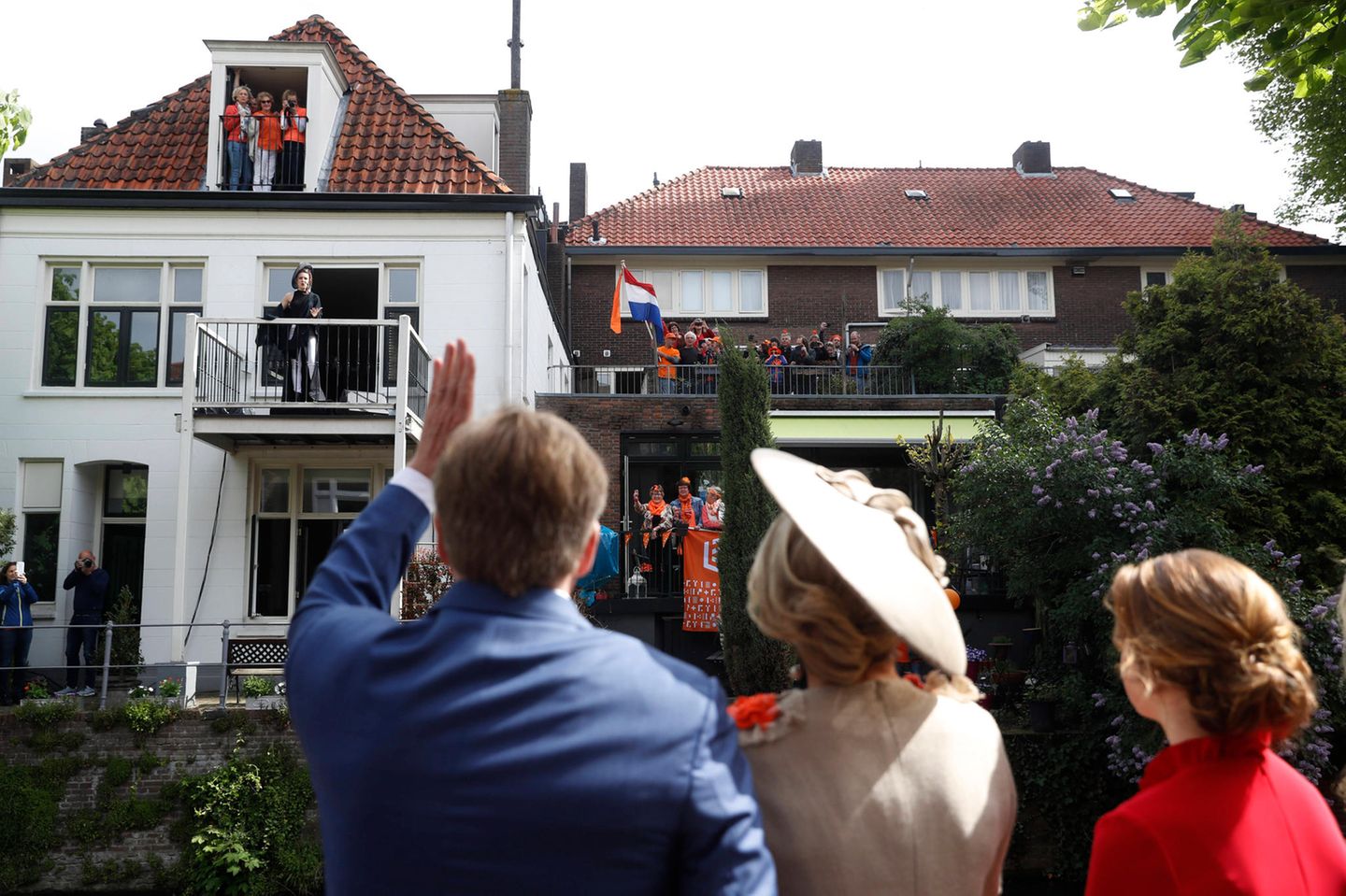 Überall versuchen die Zuschauer einen guten Blick auf die Königsfamilie zu erhaschen. König Willem-Alexander nimmt sich sehr viel Zeit, um alle begrüßen zu können. 