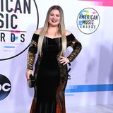 Auf den American Music Awards 2017 erscheint Sängerin Kelly Clarkson in einem schwarzen, figurbetonten Samt-Kleid. Die seitlichen Gold-Verzierungen betonen die Rundungen der 37-Jährigen. Anderthalb Jahre später ...