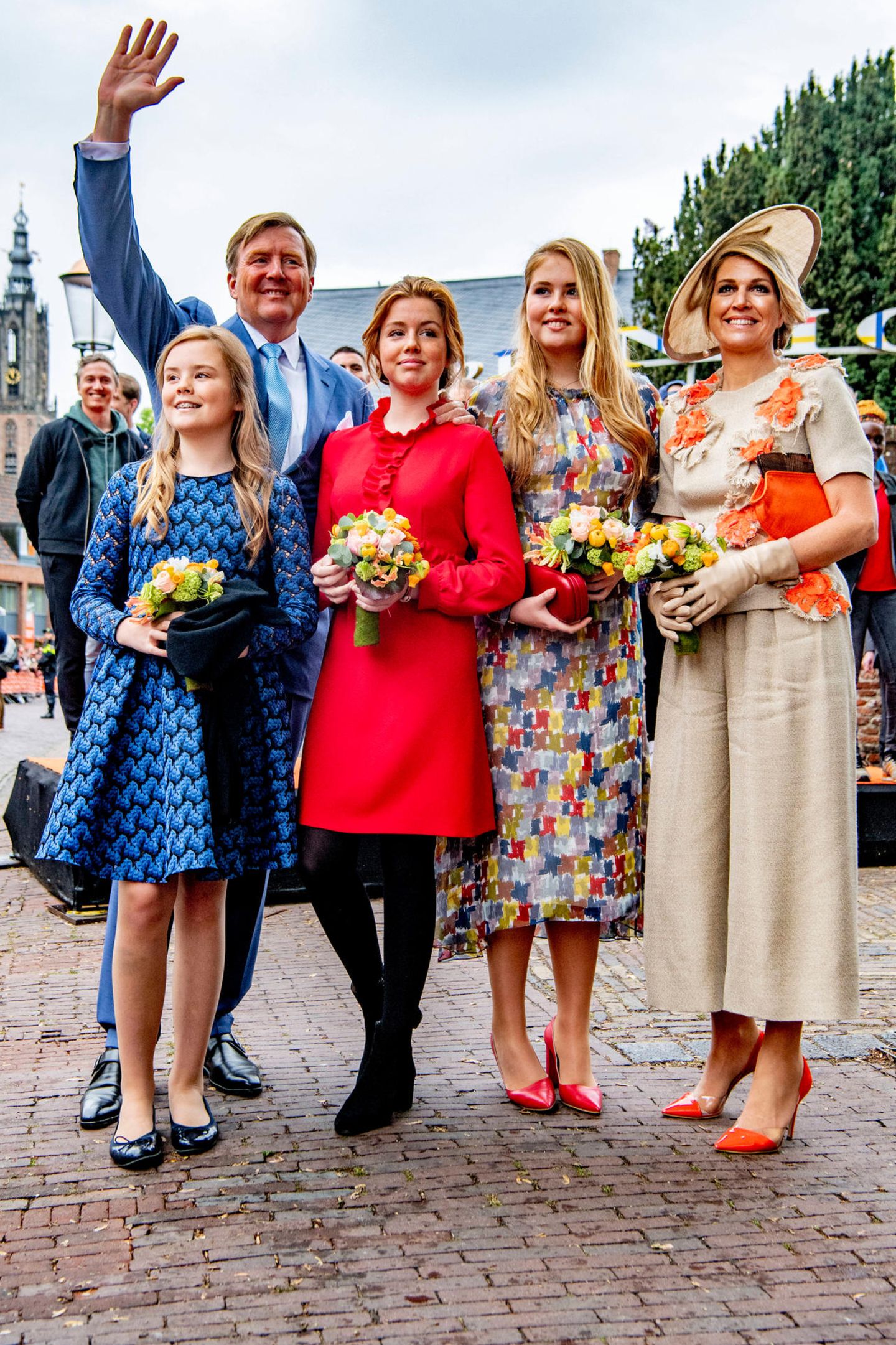 Das war ein schönes Fest. Ein gelungener Königstag 2019 neigt sich dem Ende und König Willem-Alexander und seine Familie posieren erneut für ein Gruppenfoto und winken fröhlich in die Kameras. 