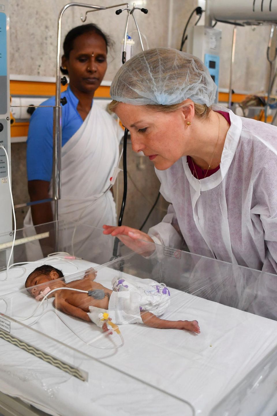 29. April 2019 Es muss ein emotionaler Moment gewesen sein: Gräfin Sophie von Wessex besucht das Gandhi Medical College und Krankenhaus in Hyderabad, Indien. Auf der Frühchen-Station beugt sich die Frau von Prinz Edward vorsichtig über das kleine Baby. 29. April 2019 Es muss ein emotionaler Moment gewesen sein: Gräfin Sophie von Wessex besucht das Gandhi Medical College und Krankenhaus in Hyderabad, Indien. Auf der Frühchen-Station beugt sich die Frau von Prinz Edward vorsichtig über das kleine Baby.