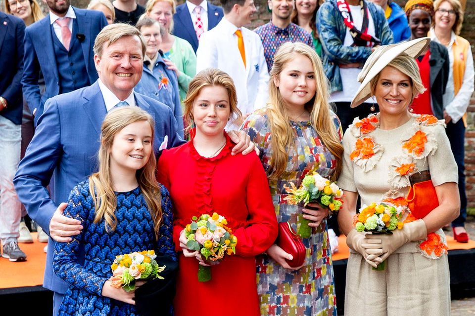 König Willem-Alexander und Königin Máxima mit ihren drei Töchtern: Prinzessin Ariane, Prinzessin Alexia und Prinzessin Amalia (v.l.n.r.) 