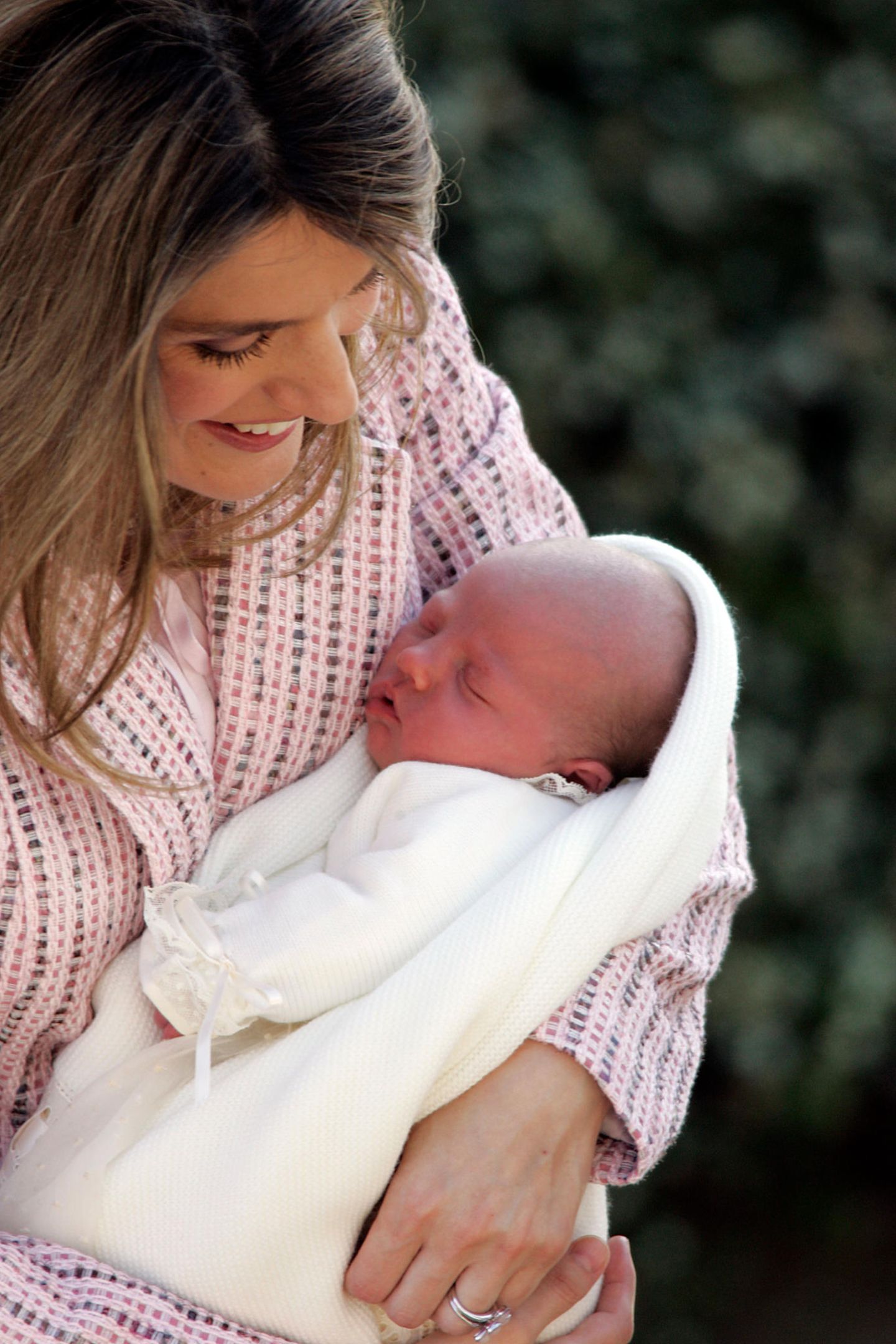 29. April 2007  Am 29. April 2007 wird Prinzessin Sofía geboren, nach Infantin Leonor die zweite Tochter von König Felipe und Königin Letizia. Zärtlich hält die spanische Königin das kleine Mädchen im Arm.