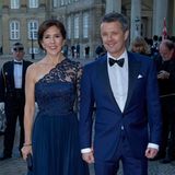 Kronprinzessin Mary von Dänemark strahlt an der Seite ihres Gatten Kronprinz Frederik. Das attraktive Paar hat seine dunkelblauen Outfits perfekt aufeinander abgestimmt.