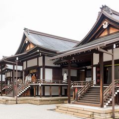 Die Abdankung wird im Kaiserpalast zelebriert. Der kaiserliche Residenz liegt auf dem ehemaligen Gelände der Burg Edo im Zentrum von Tokio.