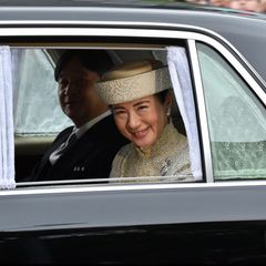 Kronprinz Naruhito und seine Frau Prinzessin Masako sind auf dem Weg zum Kaiserpalast. Naruhito wird heute den Chrysanthemen-Thron von seinem Vater Akihito übernehmen.