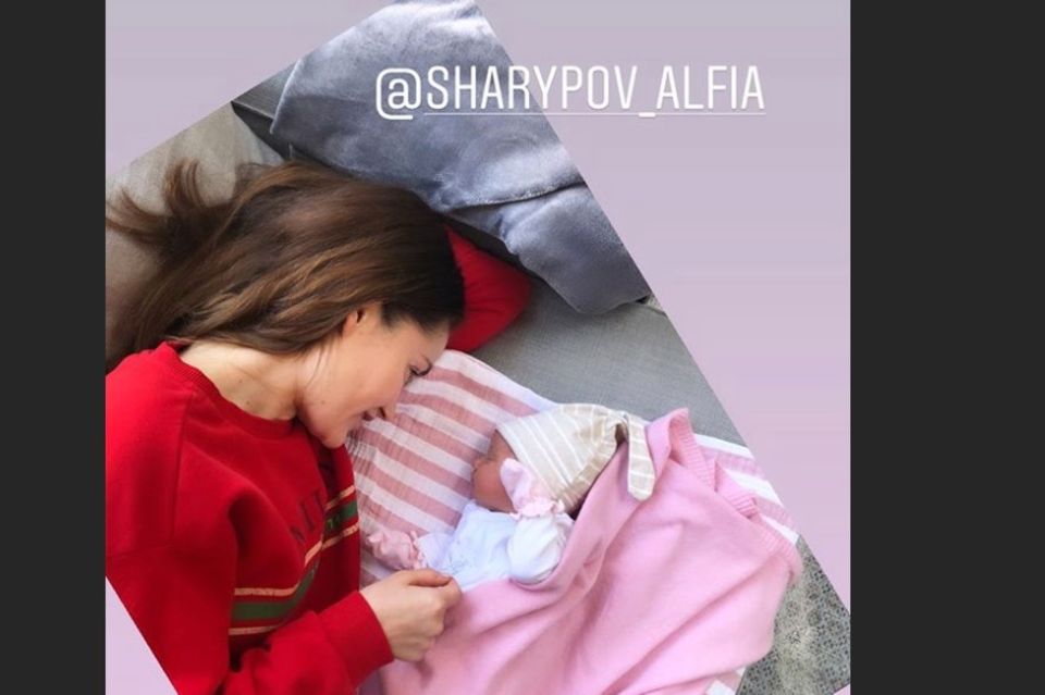 Anna Schürrles Schwester Alfia Sharypova kuschelt mit der kleinen Kaia.