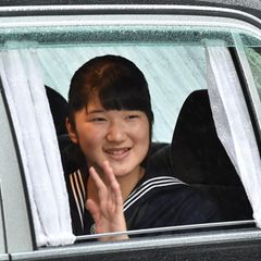 Prinzessin Aiko, das einzige Kind von Prinz Naruhito und Prinzessin Masako, winkt aus dem Auto der Menschenmenge.