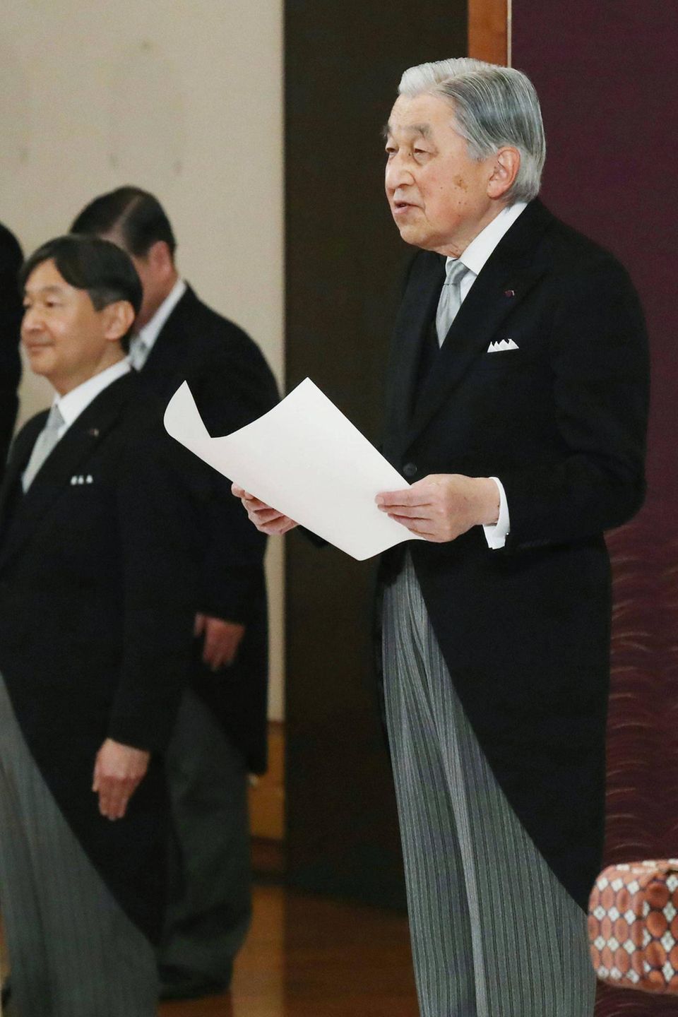 Bei der "Taiirei Seiden no Gi"-Zeremonie richtet Kaiser Akihito Abschiedsworte an die Regierung.