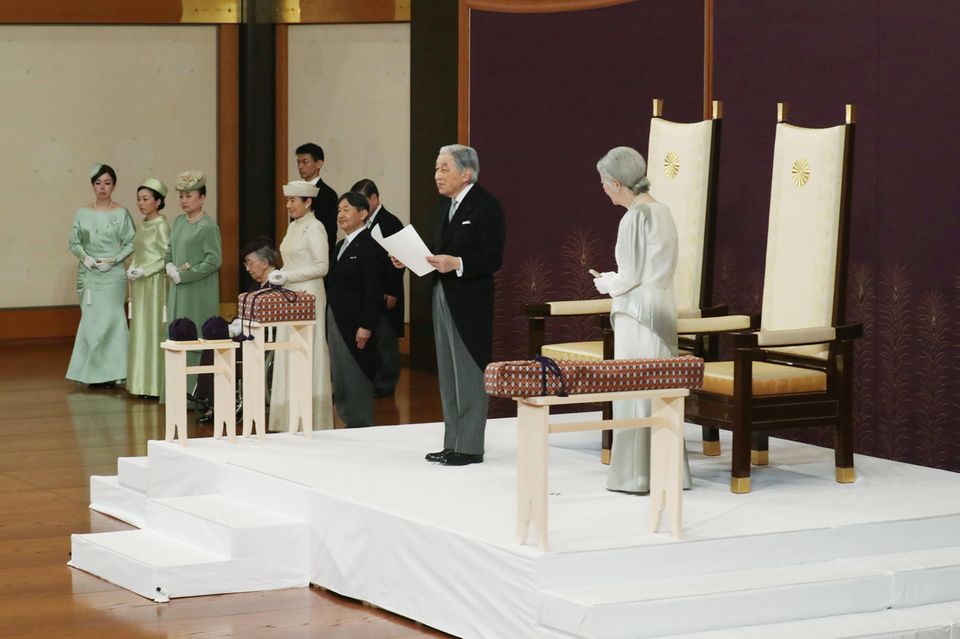 Kaiser Akihito und Kaiserin Michiko haben sich im Kaiserpalast in den Prunksaal "Seiden-Matsu-No-Ma" begeben.