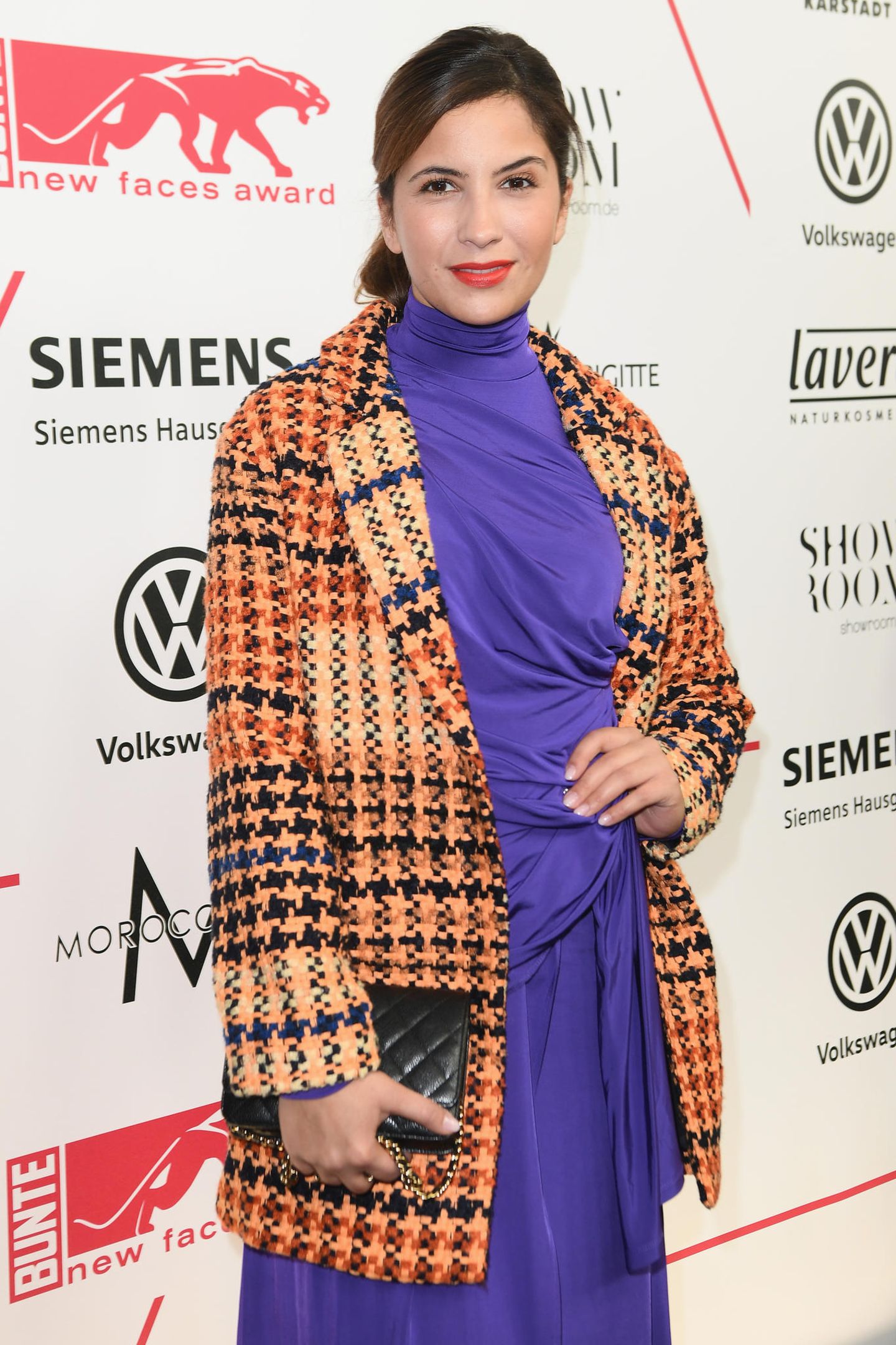 2017 stößt Chryssanthi Kavazi als Laura Weber zum GZSZ-Cast dazu. Ihre langen Haare hat sie auf dem roten Teppich des "New Faces Award Style" im November 2017 zu einem Zopf zusammengenommen. 