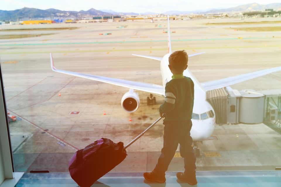 Ein Junge wartet am Flughafen (Symbolbild). 