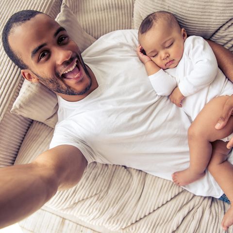 Niedlicher Trend in den USA: Väter posten sich mit ihren schlafenden Kindern (Symbolbild).