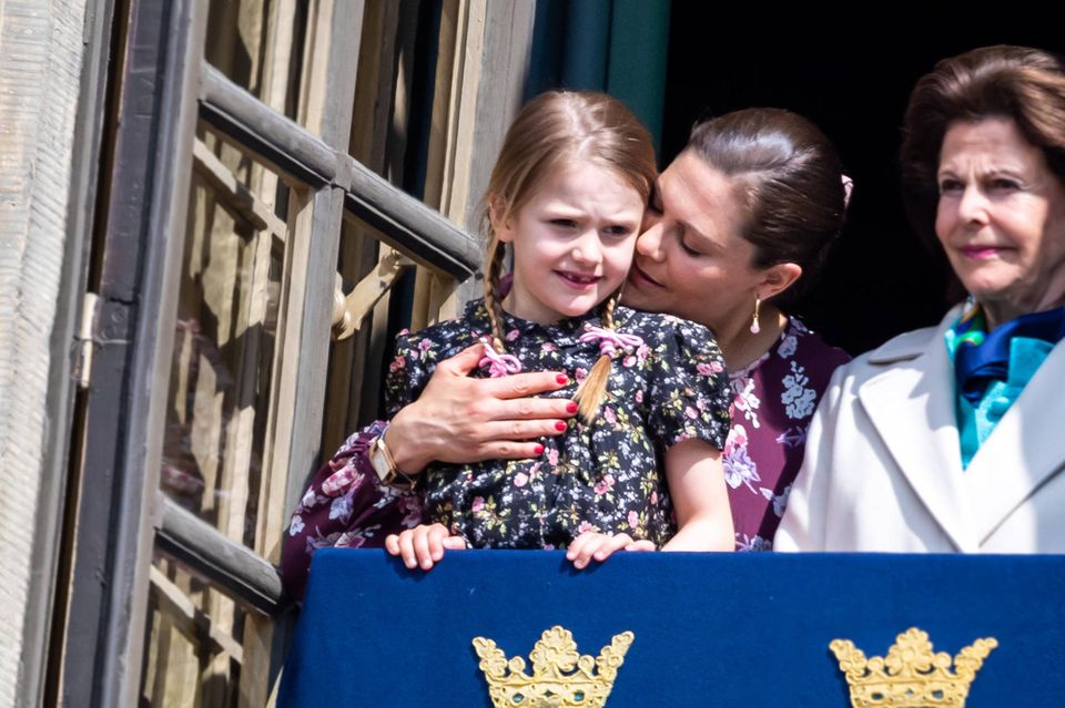 30. April 2019 Drei Generationen der schwedischen Königsfamilie: Königin Silvia, Kronprinzessin Victoria und Prinzessin Estelle scheinen die gemeinsamen Stunden zu genießen – liebevolle Gesten inklusive. 30. April 2019 Drei Generationen der schwedischen Königsfamilie: Königin Silvia, Kronprinzessin Victoria und Prinzessin Estelle scheinen die gemeinsamen Stunden zu genießen – liebevolle Gesten inklusive.