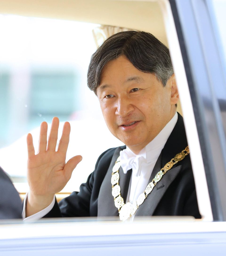 Die neue Kaiserära hat begonnen: Naruhito ist auf dem Weg zur "Kenji-to-Shokei-no-Gi"-Zeremonie im Prunksaal im Kaiserpalast. Die neue Kaiserära hat begonnen: Naruhito ist auf dem Weg zur "Kenji-to-Shokei-no-Gi"-Zeremonie im Prunksaal im Kaiserpalast.