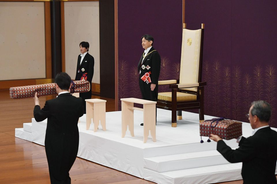 Bei der Zermonie empfängt Naruhito die kaiserlichen Insignien als neuer Kaiser von Japan. Bei der Zermonie empfängt Naruhito die kaiserlichen Insignien als neuer Kaiser von Japan.