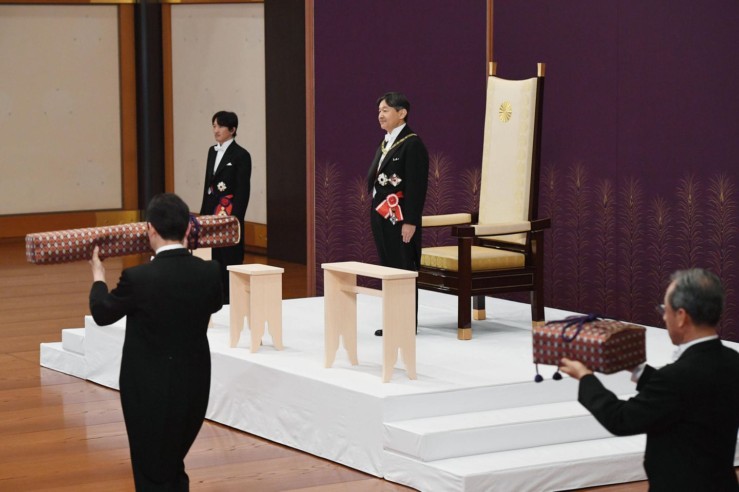 Bei der Zermonie empfängt Naruhito die kaiserlichen Insignien als neuer Kaiser von Japan. 