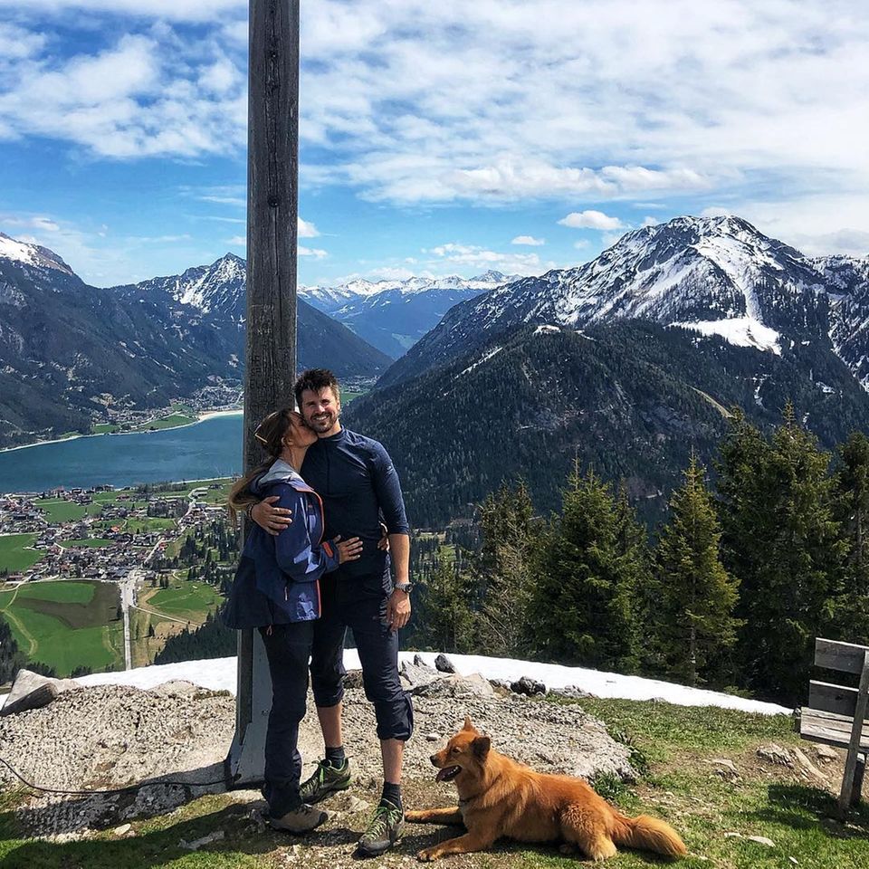 29. April 2019 Gemeinsam mit Hund Rudi machen Thore Schölermann und Jana Julie Kilka einen Wanderurlaub und erklimmen die Berge. 29. April 2019 Gemeinsam mit Hund Rudi machen Thore Schölermann und Jana Julie Kilka einen Wanderurlaub und erklimmen die Berge.