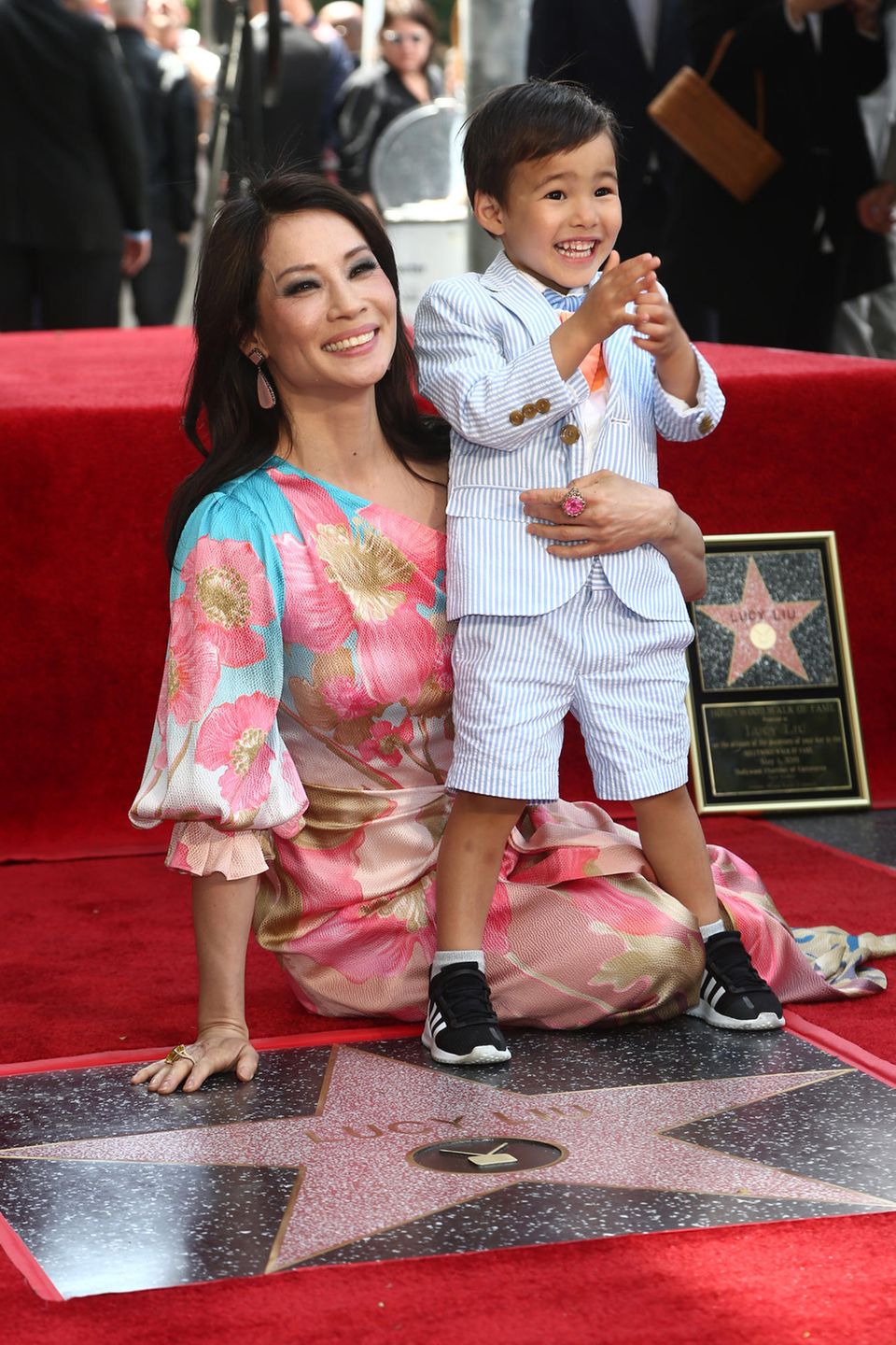 1. Mai 2019  Neben Lucy Lius Freundinnen darf natürlich auch Sohnmann Rockwell Lloyd nicht fehlen: Der dreijährige Sohn der Schauspielerin freut sich riesig mit seiner Mama und verzaubert mit seinem süßen Strahlen das Publikum.
