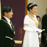 Es ist ein ganz besonderer Tag für Naruhito von Japan und seine Frau, Masako: Naruhito von Japan besteigt den Chrysanthementhron und macht seine Masako damit zur Kaiserin. Bei der Zeremonie zeigt sich die frischgebackene Kaiserin in einem bodenlangen, eleganten weißen Kleid in Kombination mit langen Seidenhandschuhen. Doch vor allem ihr funkelnder Schmuck sticht bei diesem Auftritt ins Auge.