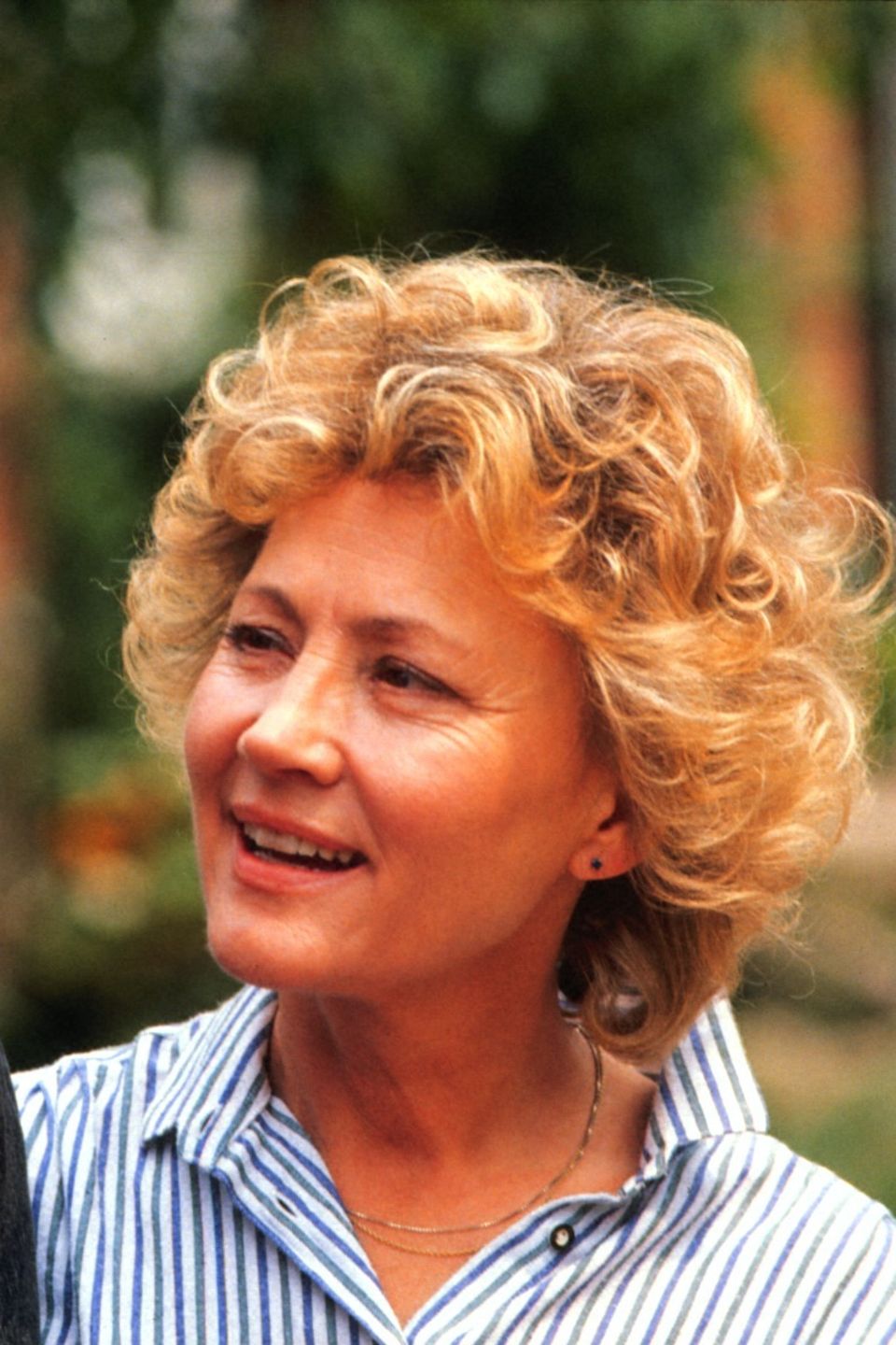 Fast 30 Jahre jünger als heute, aber unverkennbar: Hier sehen wir Antje Hagen 1990 bei einem Auftritt in der ZDF-Serie "Unter einem Dach" mit Kollege Peter Striebeck.