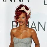 Rihanna hat ein großes Tuch in ihre rote Lockenpracht gebunden und setzt mit der Schleife ein Statement. Diese rockige Variante des Haarbands eignet sich auch für wilde Partynächte. 