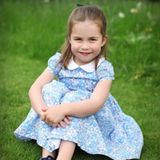 2. Mai 2019  Ob sich Prinzessin Charlotte das Kleid selber ausgesucht hat? Verschmitzt lächelt die einzige Tochter von Prinz William und Herzogin Catherine in die Kamera. Die Ähnlichkeit zu ihrem Papa und ihrer Großmutter, Queen Elizabeth, ist dabei nicht zu übersehen.