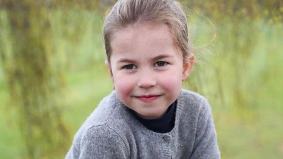 2. Mai 2019  Herzlichen Glückwunsch, Prinzessin Charlotte! Anlässlich ihres vierten Geburtstages veröffentlicht das britische Königshaus drei neue Fotos der süßen Prinzessin. Die Bilder wurden von Mama Kate höchstpersönlich aufgenommen, wie der Kensington Palast auf seinem Instagram-Profil verrät. 