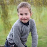 2. Mai 2019  Herzlichen Glückwunsch, Prinzessin Charlotte! Anlässlich ihres vierten Geburtstages veröffentlicht das britische Königshaus drei neue Fotos der süßen Prinzessin. Die Bilder wurden von Mama Kate höchstpersönlich aufgenommen, wie der Kensington Palast auf seinem Instagram-Profil verrät. 