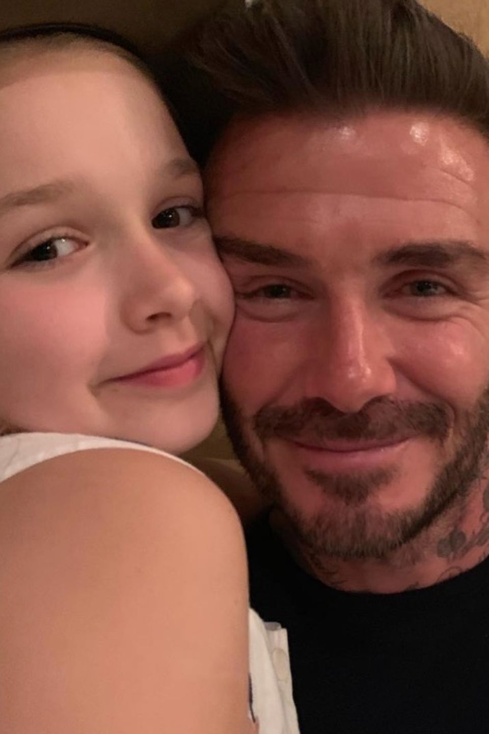 2. Mai 2019  Beim abendlichen Dinner ist die Stimmung allerdings ausgelassen und harmonisch. "Ich glaube, sie liebt ihn", schreibt Victoria Beckham zu dem süßen Geburtstags-Schnappschuss, auf dem ihre Tochter Harper Seven und ihr Ehemann David Beckham innig zu sehen sind. 