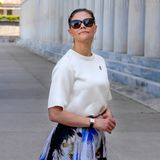 Außerdem trägt Victoria eine klassische Uhr und ein elegante Sonnenbrille - ein perfekter Look für einen solchen Tag. 