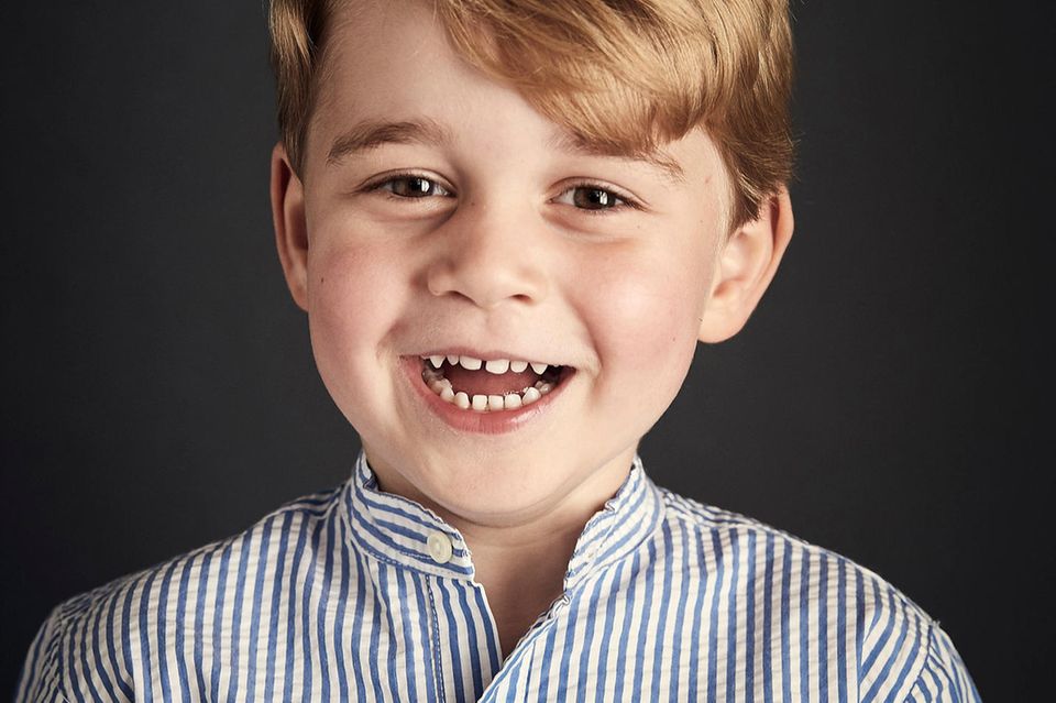Prinzessin Charlotte + Prinz George: An seinem vierten Geburtstag veröffentlicht der Palast ein neues Porträt von Prinz George. An seinem vierten Geburtstag veröffentlicht der Palast ein neues Porträt von Prinz George.