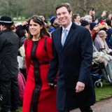 25. Dezember 2018  Den Weihnachtsgottesdienst in Sandringham besuchen Prinzessin Eugenie und Jack Brooksbank in diesem Jahr zum ersten Mal als Ehepaar. Hand in Hand schlendern sie an den wartenden Fans vorbei, die vor der Kirche auf die britische Königsfamilie warten.