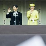 4. April 2019  Es ist soweit! Nach der Abdankung des emeritierten Tennō Akihito begrüßt sein Sohn, der neue Kaiser Naruhito im Kaiserpalast in Tokio sein Volk. An seiner Seite Kaiserin Masako.