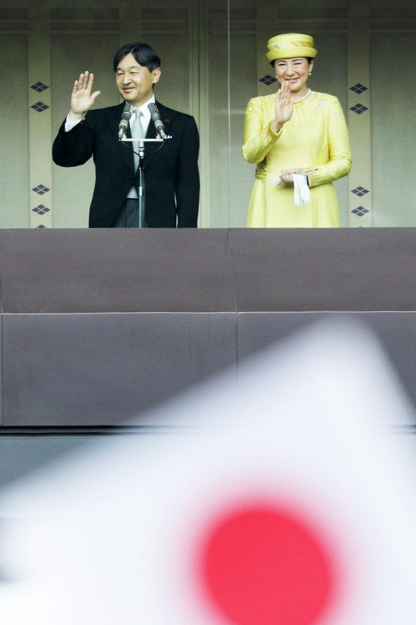 4. April 2019  Es ist soweit! Nach der Abdankung des emeritierten Tennō Akihito begrüßt sein Sohn, der neue Kaiser Naruhito im Kaiserpalast in Tokio sein Volk. An seiner Seite Kaiserin Masako.