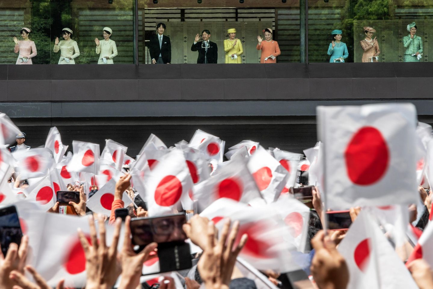 4. April 2019   Und Tausende Japaner begrüßen ihre neue Kaiserfamilie. Die royalen Damen haben sich farblich übrigens großartig abgestimmt.