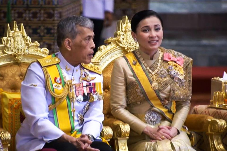 5. Mai 2019  Am zweiten Tag wird der königliche Name des neugekrönten Königs verliehen. Schon jetzt nennt sich Maha Vajiralongkorn kurz Rama X.   Das Krönungsdatum ist übrigens kein Zufall: Sein Vater, der verstorbene König Bhumibol wurde am 5. Mai 1950 gekrönt.