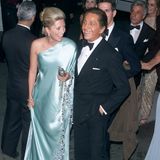 Die begleitet Designlegende Valentino 2001 in einem seidenen One-Shoulder-Dress zur Met Gala in New York. Seit 2000 arbeitet die Frau von Kronprinz Pavlos von Griechenland, Prinz von Dänemark, selbst als Designerin für ihr Label "Marie Chantal LLC". Es ist ihr dritter Besuch des spektakulären Mode-Events. 