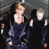1996  Prinzessin Diana (†) lacht an der Seite ihrer langjährigen Freundin und Modejournalistin Liz Tilberis auf dem Weg ins New Yorker "Metropolitan Museum of Art". Nur wenige Wochen bevor die Scheidung von Prinz Charles finalisiert wurde, überraschte sie in einem blauen Seidenkleid von Dior und mit auffälligem Perlenschmuck. Klar, dass der beliebte Royal dort alle Blicke auf sich zog.