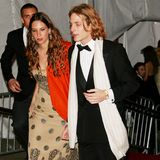 Lange vor ihrer Hochzeit im August 2013 versuchen Andrea Casiraghi und Tatiana Santo Domingo an den Fotografen auf der Met Gala vorbei zu huschen. 2006 wurde die aus einer reichen, kolumbianischen Familie stammende Tatiana noch als sein "unbekanntes Date" betitelt. 