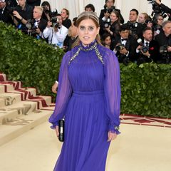 Prinzessin Beatrice verzaubert im gleichen Jahr in einer lila Robe von Alberta Ferretti. Der fließende Stoff und der aufwendige Kopfschmuck lassen sie wie eine griechische Göttin aussehen. Nur wenige Tage später war sie zurück in England, um dort die Hochzeit ihres Cousins, Prinz Harry, zu feiern. 