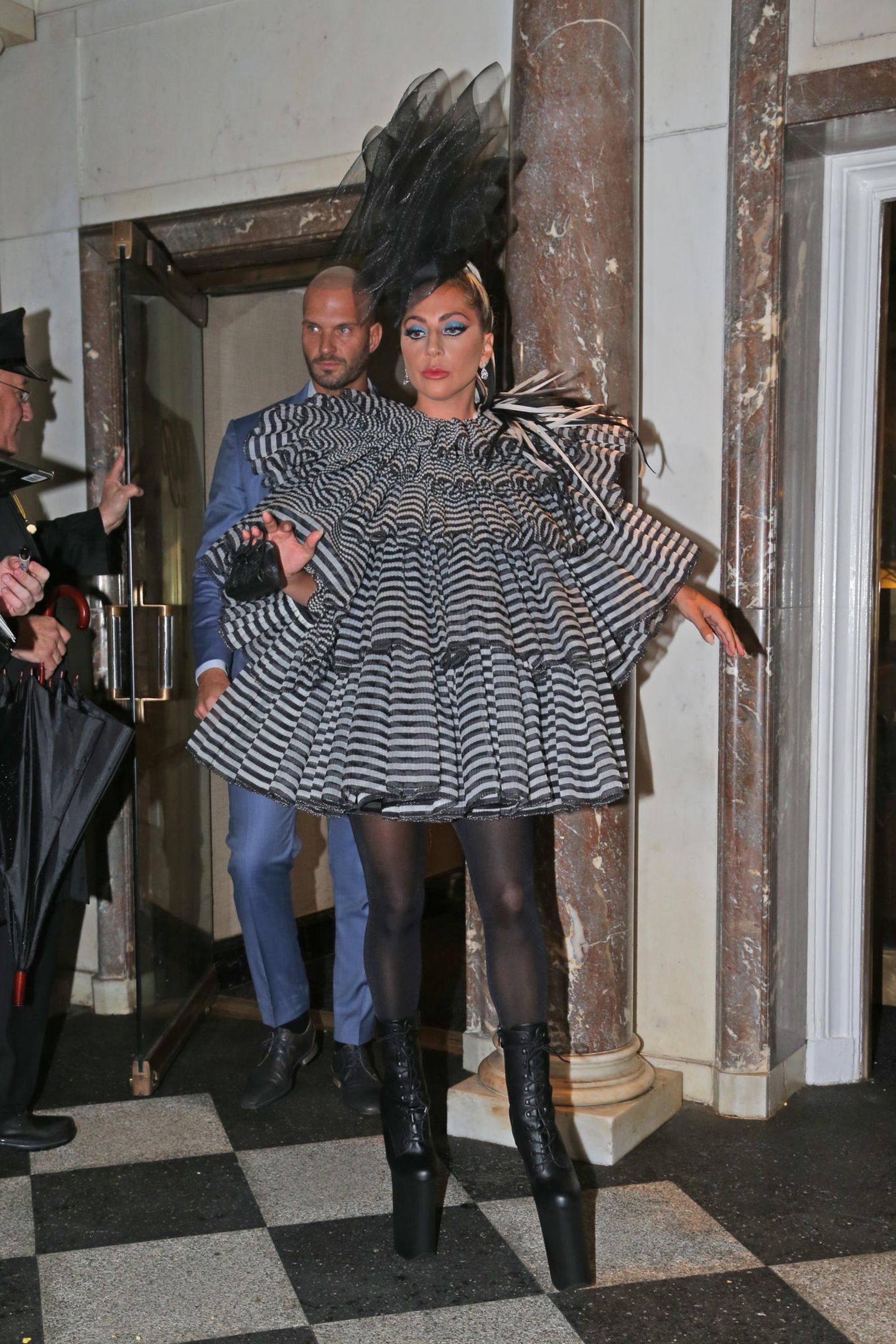 Mit diesem extravaganten Outfit von Marc Jacobs zieht Lady Gaga bereits vor der großen Met Gala alle Blicke auf sich.