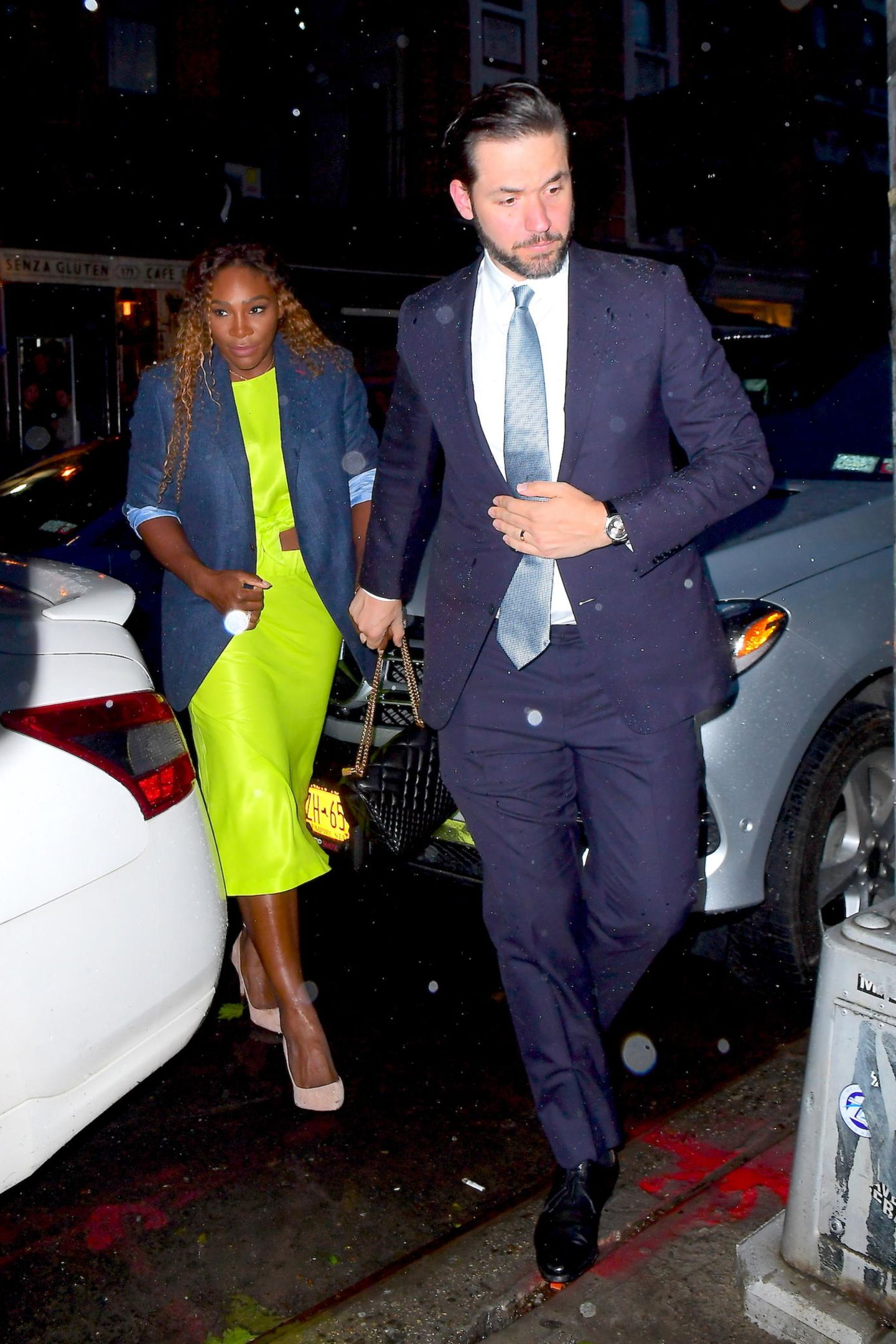 In diesem Outfit ist Serena Williams nicht zu übersehen. Die Tennisspielerin wählt für das Dinner ein neonfarbenes Kleid mit Cut-Outs. Ihr blauer Blazer passt farblich zu dem schlichten Anzug ihres Ehemannes Alexis Ohanian.