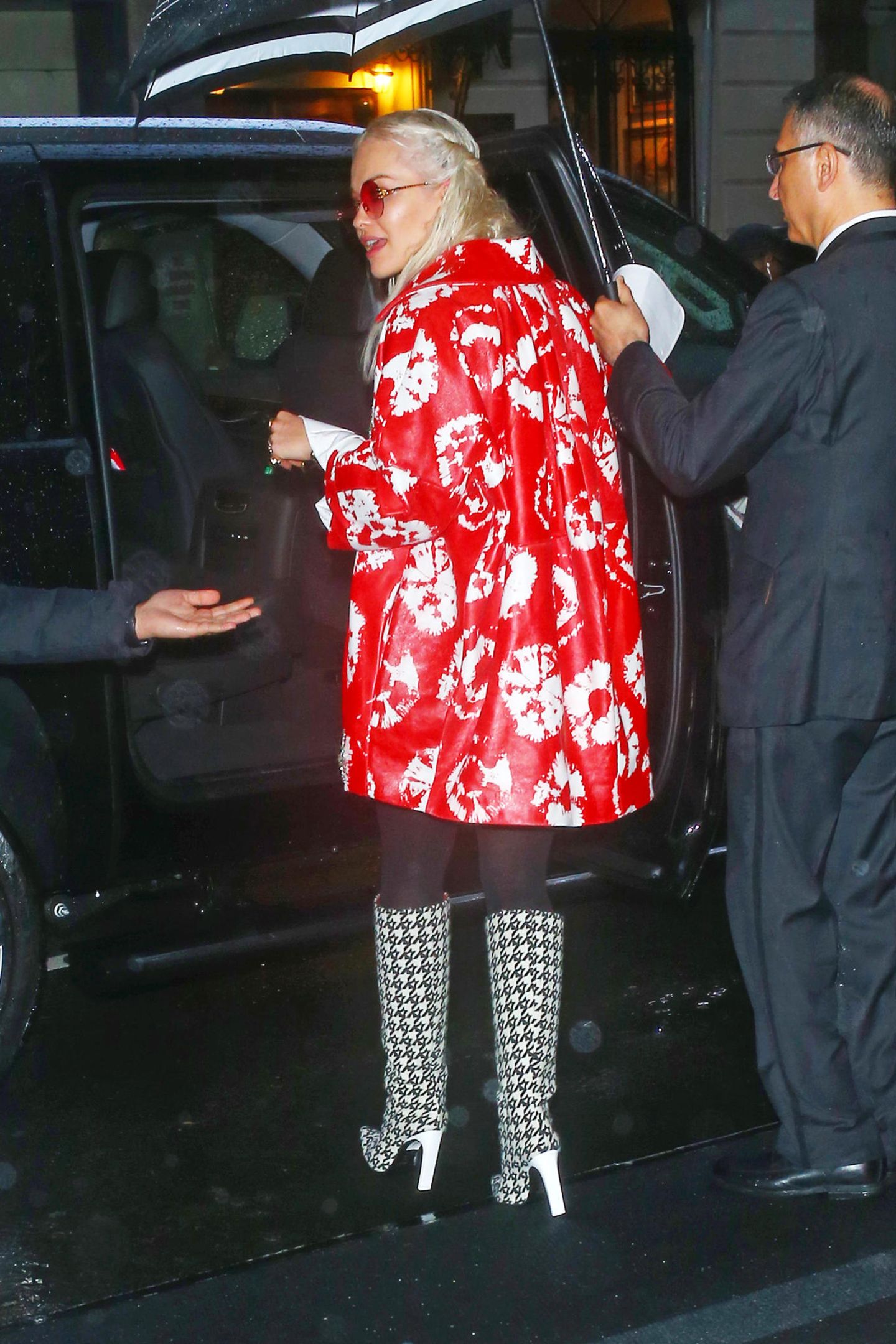 Passend zum regnerischen Wetter in New York wählt Rita Ora für das Dinner vor der Met Gala eine auffällige Jacke und gemusterte Stiefel.