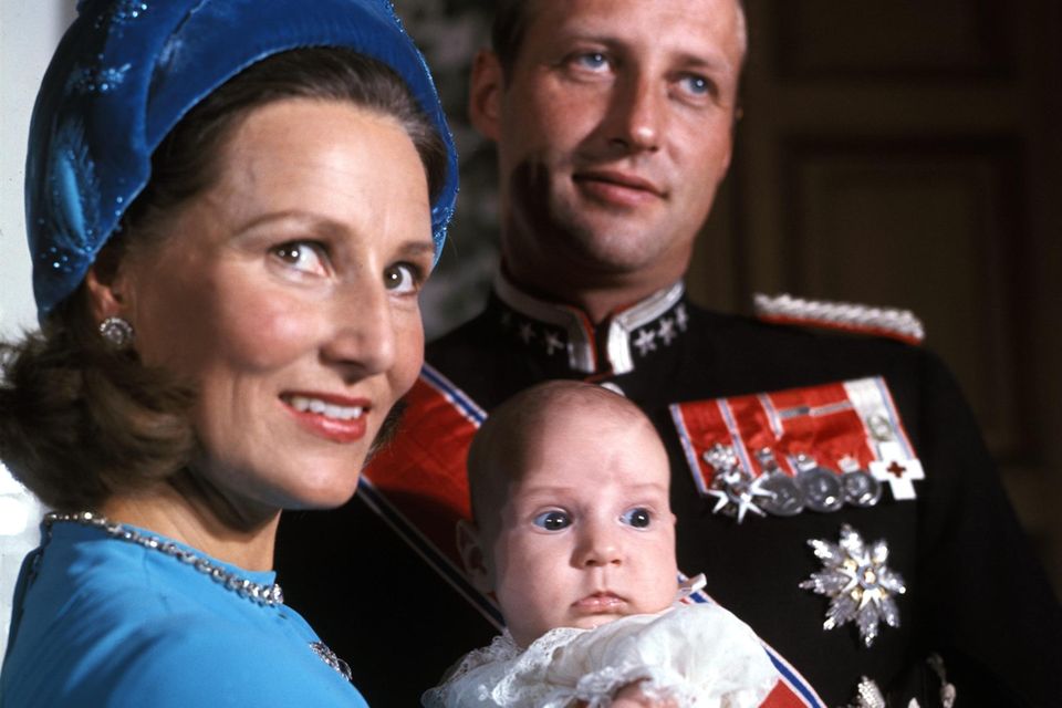 Schon bei der Geburt von Kronprinz Haakon 1973, dem Sohn von Königin Sonja und König Harald, hilft Babill Stray-Pedersen.