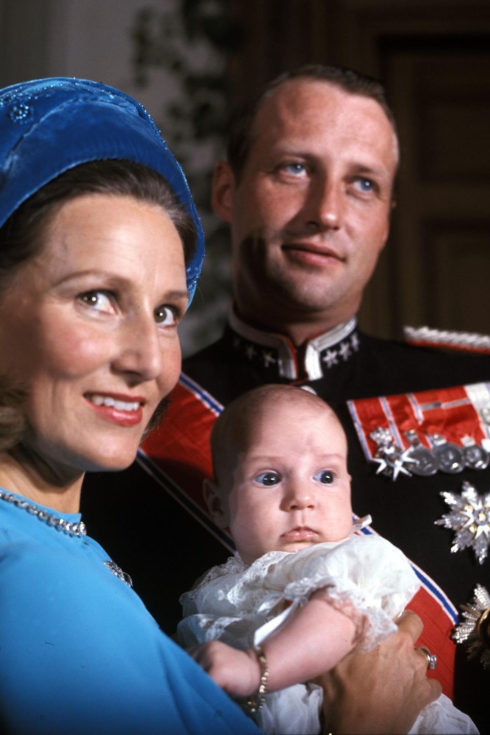 Schon bei der Geburt von Kronprinz Haakon 1973, dem Sohn von Königin Sonja und König Harald, hilft Babill Stray-Pedersen. Schon bei der Geburt von Kronprinz Haakon 1973, dem Sohn von Königin Sonja und König Harald, hilft Babill Stray-Pedersen.